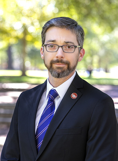 Photo of Dr. Leo Bonilha outside in a suit and tie. 