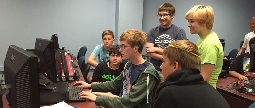 students work together in a gaming lab
