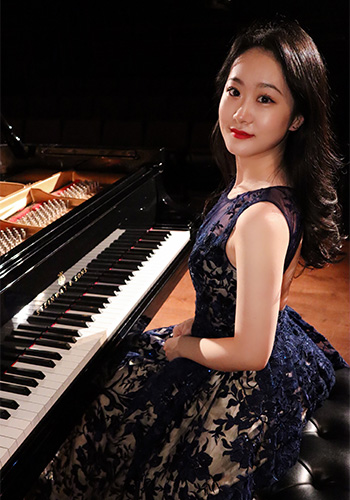 Photo of Mengyu Song sat at piano