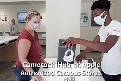 A student checks out her purchase from the Gamecock iHub Apple Authorized Campus Store from a student employee.