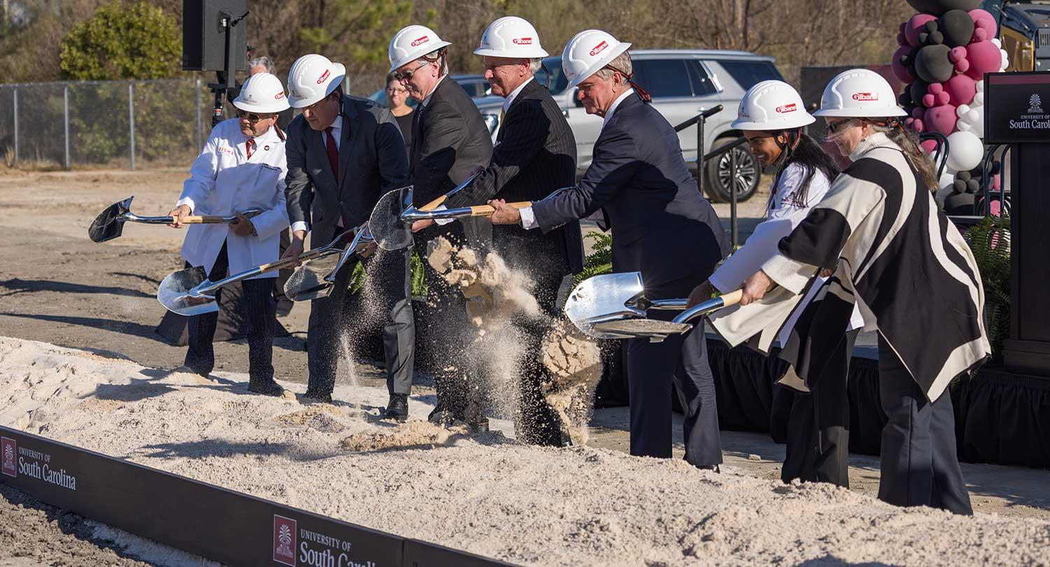 This cutting-edge, 300,000-square-foot-plus medical education and research facility will be part of USC’s transformative $300 million Health Sciences Campus, amid 16 acres in the city of Columbia’s reimagined BullStreet District.