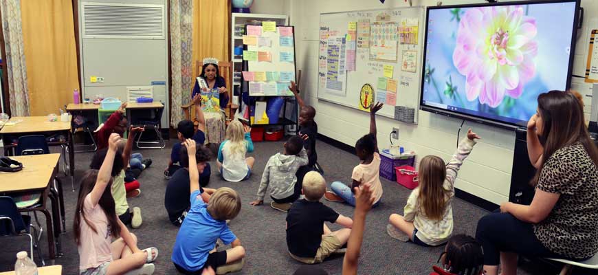 Miss South Carolina USA reads to children in classroom