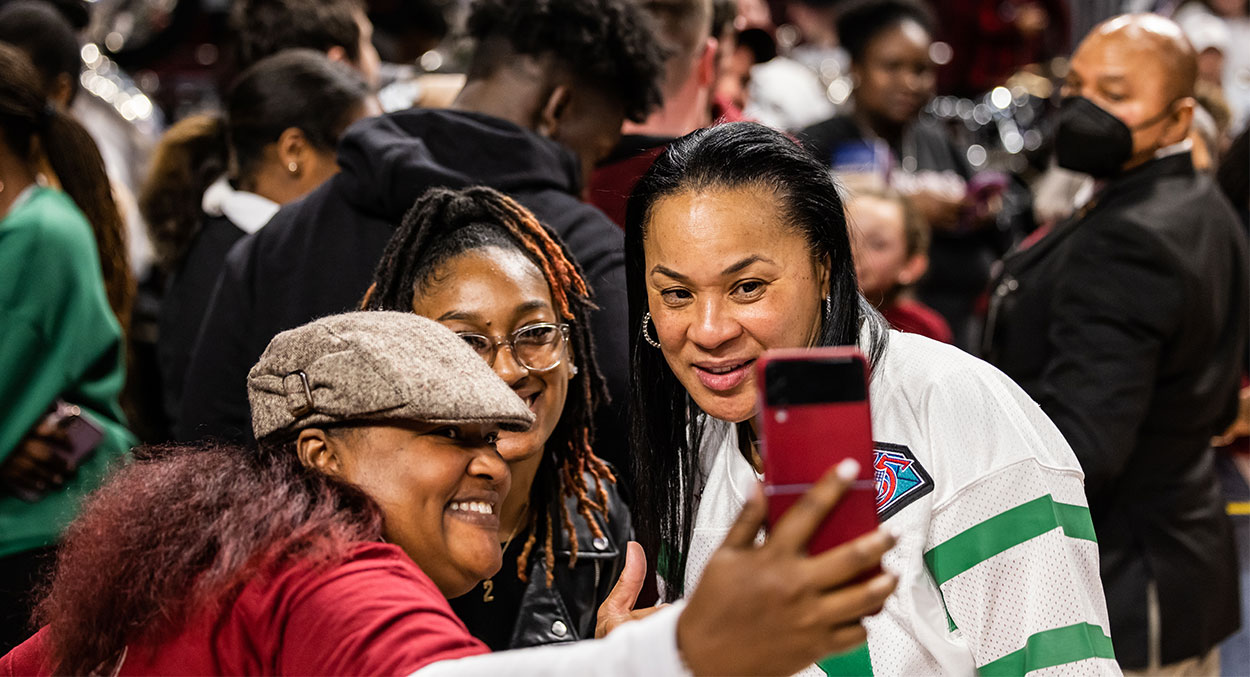 Dawn Staley named 2022 Naismith Women's Coach of the Year