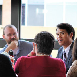 Dean Oh meets with faculty members.